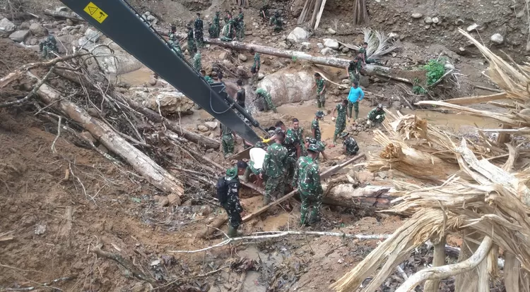 Satgas Penanggulangan Bencana Alam (Gulbencal) Kodam I/Bukit Barisan melalui Kodim 0211/TT menuntaskan perbaikan jembatan beton di Titik VI aliran Sungai Sigiring Giring, Lingkungan IV, Kelurahan Hutanabolon, Kecamatan Tukka, Senin (23/2/2026).