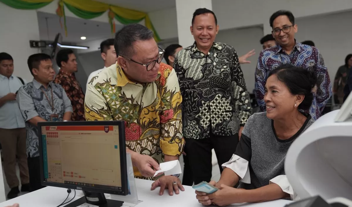 Komisaris Utama TASPEN, Fary Djemy Francis, melakukan inspeksi langsung ke TASPEN Kantor Cabang Medan dan Kantor Pos Medan sebagai mitra bayar. (Kalimantansatu.com/Dok. TASPEN)
