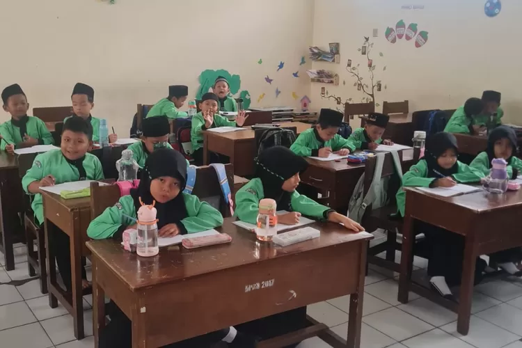 Suasana pembelajaran di MIN 1 Kota Depok, yang terletak di Jalan Ketapang, Kelurahan Baktijaya, Kecamatan Sukmajaya. (ANDIKA EKA/RADAR DEPOK)