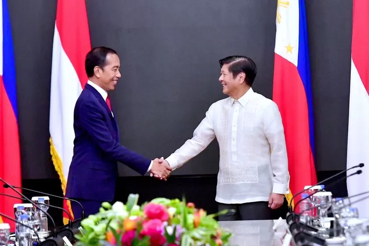 Presiden Jokowi melakukan pertemuan dengan Presiden Ferdinand Marcos Jr di Istana Malaca&ntilde;ang, Manila (Instagram @jokowi)
