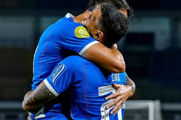 Tyronne del Pino dan Ciro Alves merayakan gol ke gawang Persis Solo di Stadion Manahan Solo, Minggu 29 Desember 2024 (eksplorepersib )