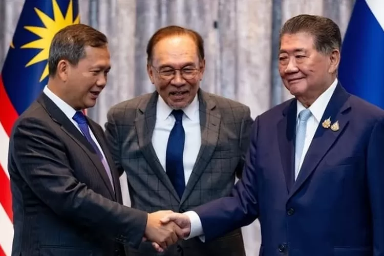 PM Malaysia Anwar Ibrahim (Tengah) bersama Plt Perdana Menteri Thailand Phumtham Wechayachai (Kanan) dan Perdana Menteri Kamboja Hun Manet (Kiri) dalam rundingan gencatan senjata pada Senin, 28 Juli 2025.(Instagram/anwaribrahim_my)
