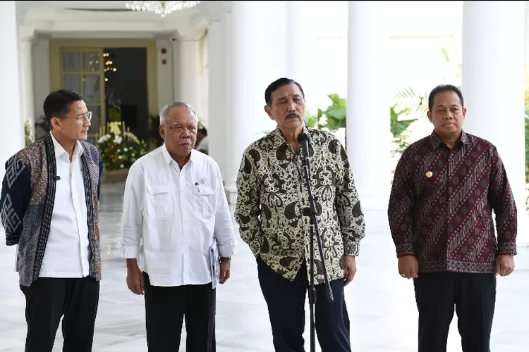 Presiden Joko Widodo bersama sejumlah Menteri Kabinet Indonesia Maju menggelar rapat terbatas (ratas) terkait persiapan penyelenggaraan World Water Forum (WWF) ke-10 yang akan digelar pada 19-20 Mei 2024 mendatang di Pulau Bali.