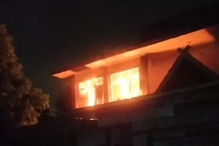 Puskesmas Pondoksalam terbakar pada Minggu 20 April 2025, malam (Foto: dok warga)