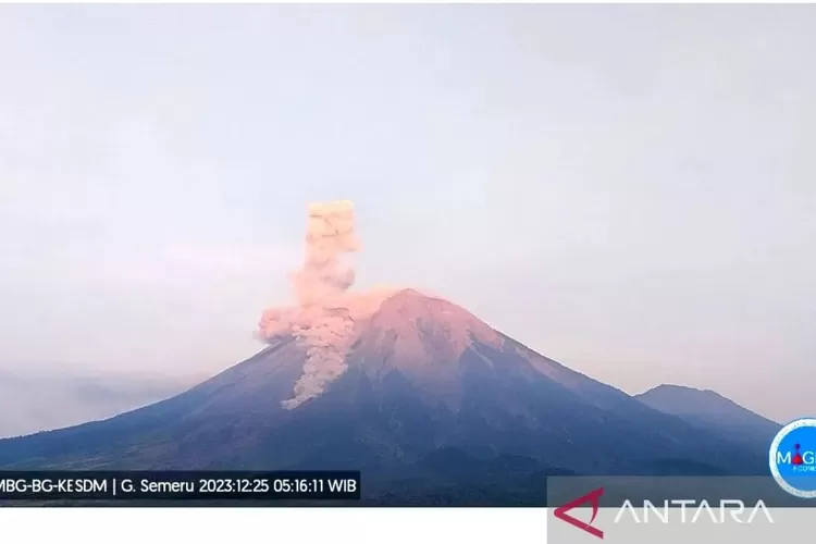 Gunung Semeru erupsi terpantau dari Pos Pengamatan Gunung Semeru di Gunung Sawur, Desa Sumberwuluh, Kabupaten Lumajang, Senin (25/12/2023).