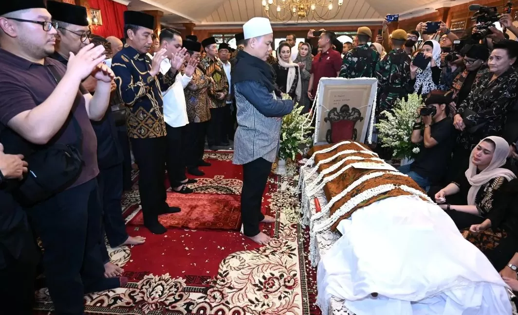 Presiden Jokowi turut salat jenazah di rumah duka Pendiri Mustika Ratu Mooryati Soedibyo. (Foto: Biro Pers Sekretariat Presiden)
