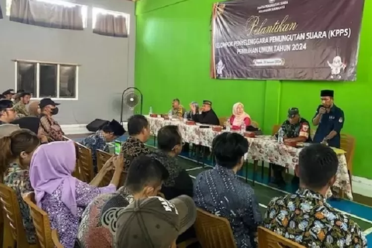 Ketua PPS Kelurahan Sukmajaya, Abdullah (berdiri,paling kanan) saat memberikan sambutan pada Acara Pelantikan KPPS Kelurahan Sukmajaya di Lapangan GOR Bulu Tangkis Perumahan Mutiara Depok. (ISTIMEWA)