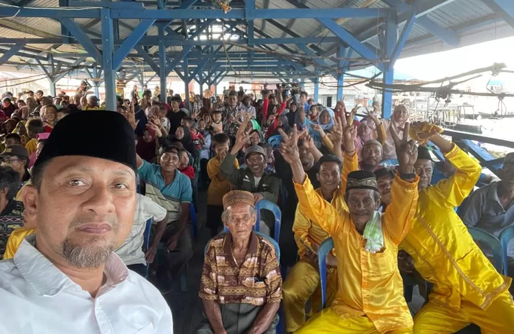 Ilham foto selfie didepan ratussn pendukungnya