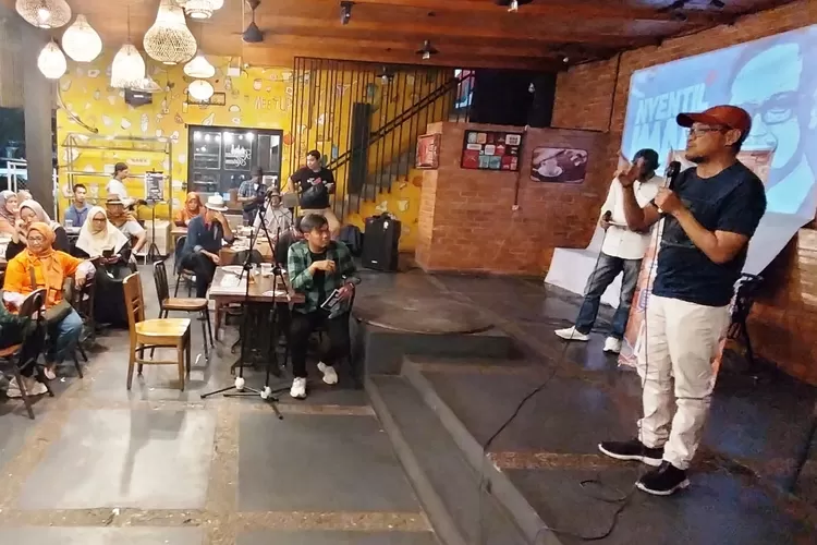 Kamis (9/5) malam, Komunitas KBBI membuat gebrakan program Nyentil Imam, di rumah makan Meet Up, Kecamatan Pancoranmas, Depok. (FAHMI/RADAR DEPOK)