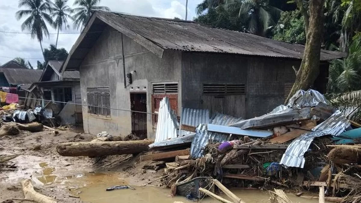 Rumah diterjang banjir bandang terjadi di wilayah Sumatera Barat, beberapa waktu lalu. Pemerintah akan memberi uang Rp5 juta pada keluarga korban.(Foto: Reuters/Arif Nasution)