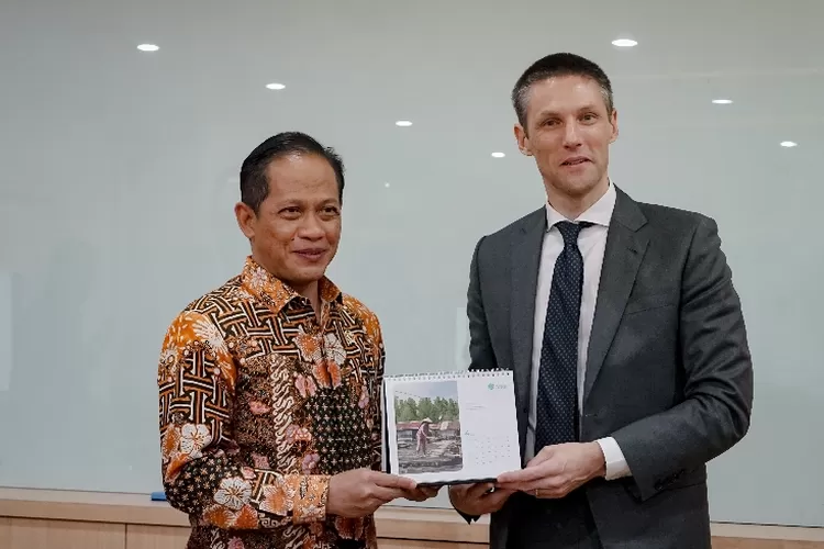 Menteri Lingkungan Hidup Hanif Faisol Nurofiq dan Country Representative Global Green Growth Institute (GGGI) Indonesia, Rowan Fraser.