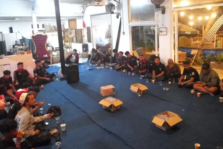 pengguna Honda Sonic 150R yang tergabung dalam Paguyuban Honda Sonic Club Jawa Barat (PHSCJB) mengadakan kopi darat.