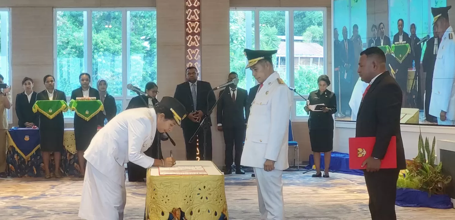 Sofia Bonsapia saat dilantik Pj Gubernur Papua, Ridwan Rumasukun, sebagai Pj Bupati Biak Numfor, di Kantor Gubernur Papua, Selasa (18/3/2024). (CENDERAWASIH POS/ELFIRA HALIFA)
