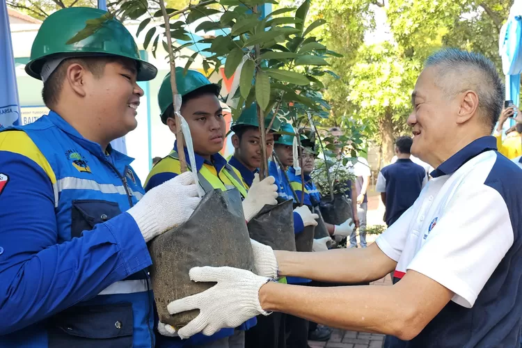 Indocement saat edukasi waga cinta alam dengan berbagi bibit pohon buah. (CSAR Indocement)