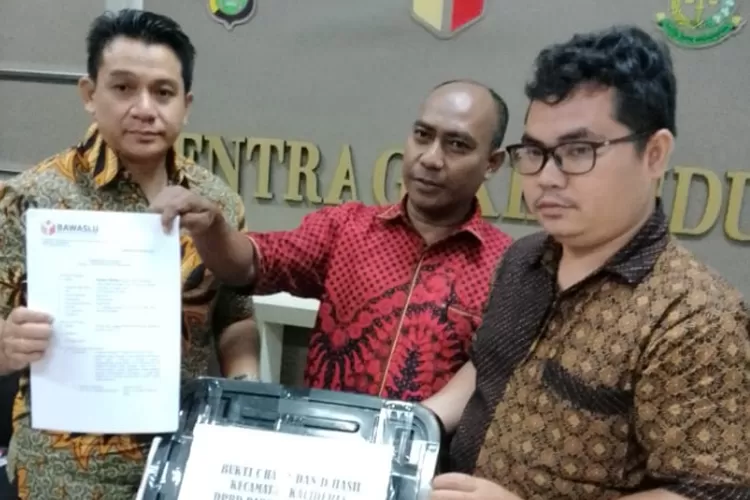 Putra Tambora Hendra Wijaya (caleg Golkar) didampingi kuasa hukumnya Holid, SH (tengah) melaporkan dugaan penggelembungan suara caleg Golkar ke Bawaslu DKI Jakarta, Kamis (7/3/2024). (FOTO: caleg Hendra Wijaya)