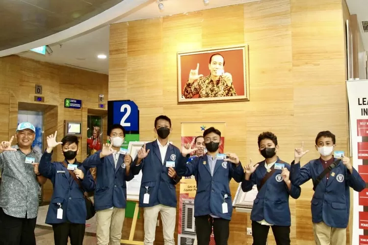 Ketua Yayasan Prima Cendekia Islam Prof. Dadan Wildan (paling kiri) mendampingi siswa SMP PCI rihlah ilmiah ke Perpustakaan Nasional, Jakarta beberapa waktu lalu - Foto: Henry Lukmanul Hakim