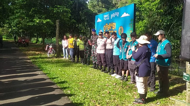 Aksi Bersih-Bersih Sungai Ciliwung di Kebun Raya Bogor