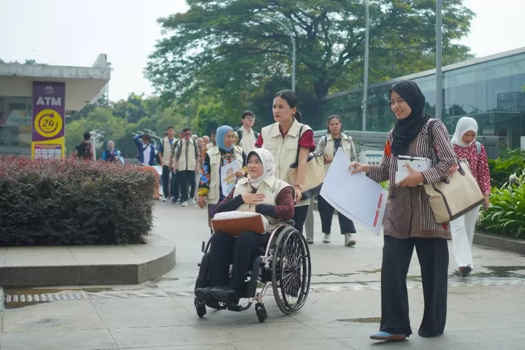 The participants&rsquo; interactions while touring the Istiqlal Mosque area in Jakarta, as part of the Walk for Peace and Climate Justice agenda organized by Eco Bhinneka Muhammadiyah, the Central Board of Himpunan Difabel Muhammadiyah (HIDIMU), and GreenFaith Indonesia on Saturday, July 5, 2025.