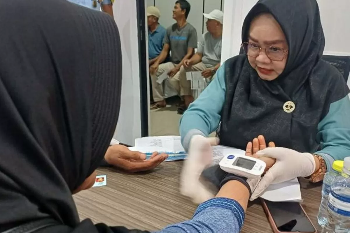 Petugas Dinkes saat melayani pasien pada program Cek Kesehatan Gratis.