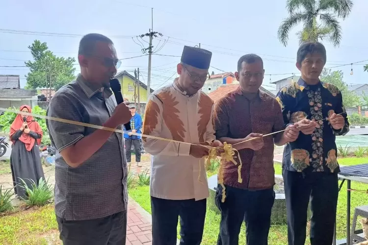 Wakil Walikota Depok Imam Budi Hartono melakukan pengguntingan pita, tanda dibukanya Gerai Gege Berdaya di Perumahan Griya Telaga Permai, Kelurahan Cilangkap, Kecamatan Tapos, Depok, Sabtu (9/3). (PEMKOT DEPOK)