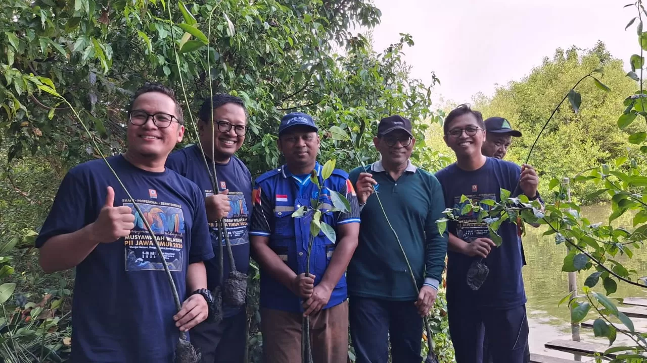 Humas TPS bersama perwakilan DLH Gresik dan pengurus PII Jawa Timur saat penanaman mangrove di Gresik. (S Suryanto)