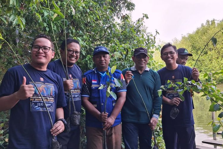 TPS Tanam 2.000 Mangrove di Gresik, Perluas Program Donasi Oksigen untuk Cegah Abrasi dan Perubahan Iklim