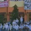 Tolak Kepala Sekolah, Ratusan Siswa dan Guru Demo Hingga Aksi Bakar Ban di Ternate