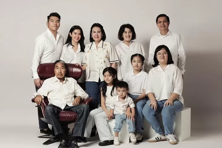 Hotma Sitompul sempat foto bersama keluarga sebelum meninggal (Foto: Gorajuara/ Instagram/ @ditho_sitompoel)