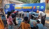 Polres Cianjur Salurkan 5.000 Liter Air Bersih di Kampung Cibarengkok