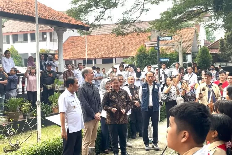 Suasana : Softlaunching Wakil Walikota Depok Chandra Rahmansyah dan Duta Besar Belanda di Depok Heritage Yayasan Cornelis Chastelein, Kelurahan Depok, Kecamatan Pancoranmas, Rabu 16/4). (RISKY DWI LESTARI/RADAR DEPOK)