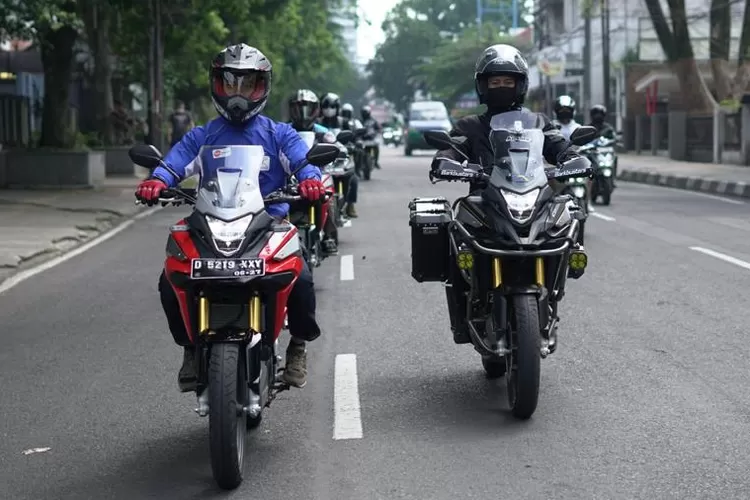 Ilustrasi cara aman mendahului kendaraan lain di jalan raya.