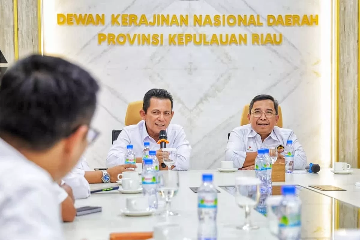 Gubernur Kepri Ansar bersama Kepala Departemen Formalitas dan Komunikasi SKK Migas Perwakilan Sumatera Bagian Utara Yanin Kholison pada pertemuan di Gedung Dekranasda Provinsi Kepri.(foto:Diskominfo Kepri)