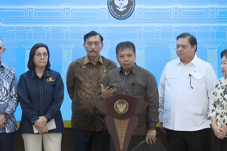 pertemuan dengan Presiden Prabowo di Istana Kepresidenan pada Rabu (19/3). Pertemuan tersebut juga dihadiri oleh Menteri Koordinator Bidang Perekonomian Airlangga Hartarto, Menteri Keuangan Sri Mulyani, serta para anggota DEN.