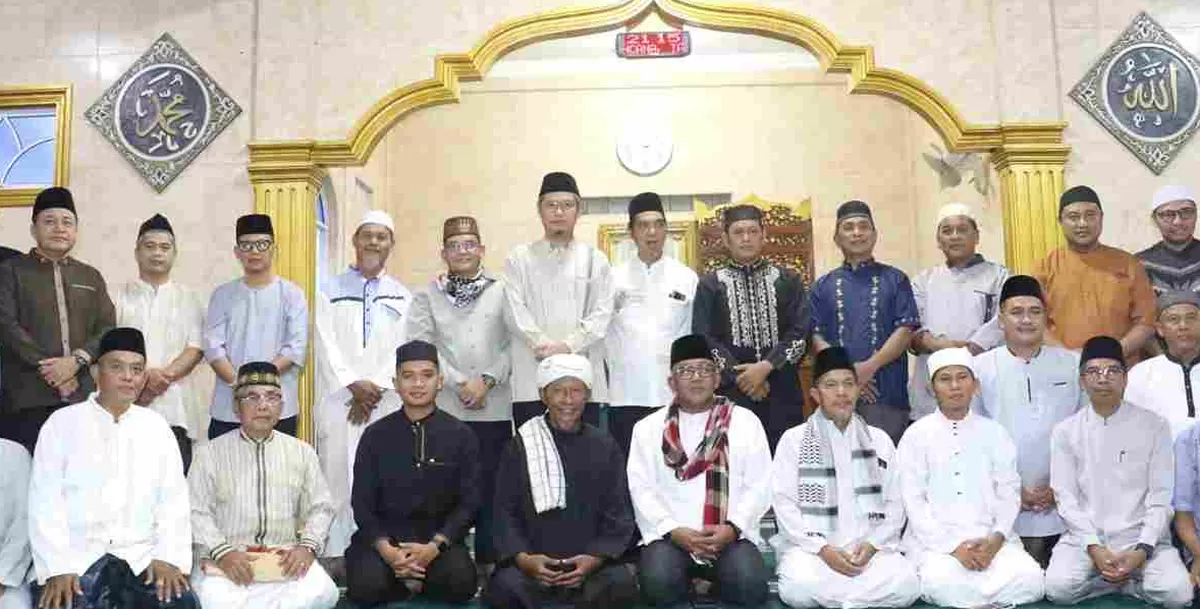 Walikota Tanjungpinang foto bersama  saat Safari Ramadan di Masjid As-Syifa, Perumahan Bumi Air Raja.(Foto:Diskominfo Tanjungpinang)