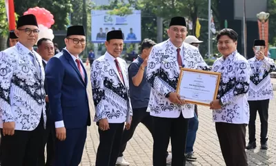 Pemkab Bogor Apresiasi Guru, Rudy Susmanto Serahkan Penghargaan di HGN 2025