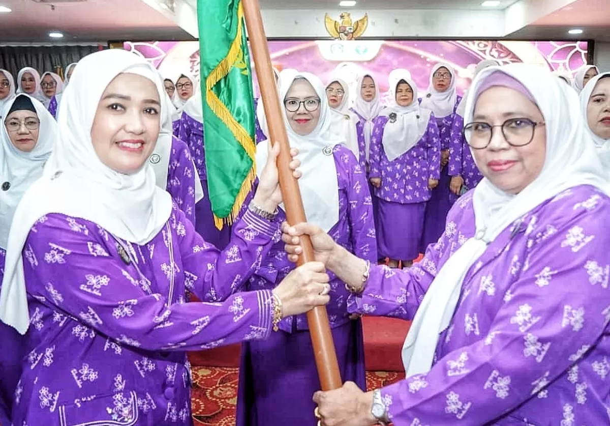 Nenny Dwiyana Nyanyang menerima pataka dari Ketua Umum (Ketum) Pimpinan Pusat Wanita Islam, Marfuah Mustofa saat dinobatkan Ketum Pimpinan Wilayah Wanita Islam Provinsi Kepri. (Foto:Diskominfo Kepri).