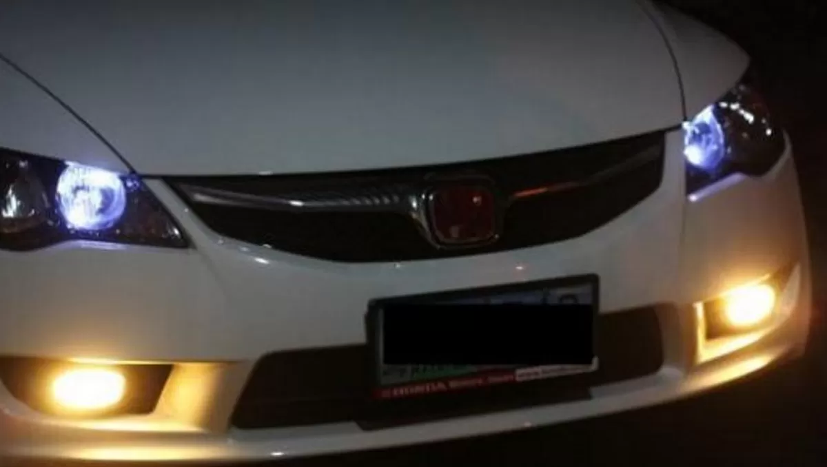 Keberadaan lampu senja mobil memastikan keselamatan pengemudi.