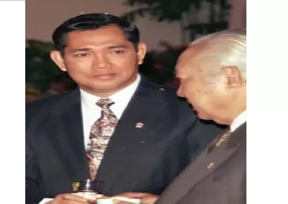 Potret Try Sutrisno saat menjabat Wakil Presiden RI bersama Presiden RI ke-2 Soeharto. /net