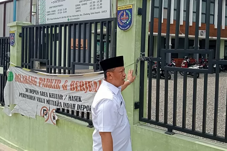 Walikota Depok, Supian Suri saat meninjau UPTD Puskesmas Kalimulya, Kelurahan Kalimulya, Kecamatan Cilodong, Kota Depok, Rabu (5/3). (AGNESYA WIANDA/RADAR DEPOK)