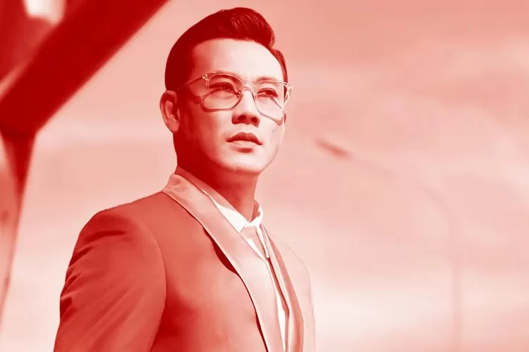 Denny Sumargo bagikan foto berwarna merah di media sosial (Foto/ Instagram/ @sumargodenny)