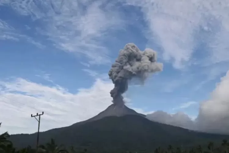Gunung Lewotobi Laki-laki Erupsi.