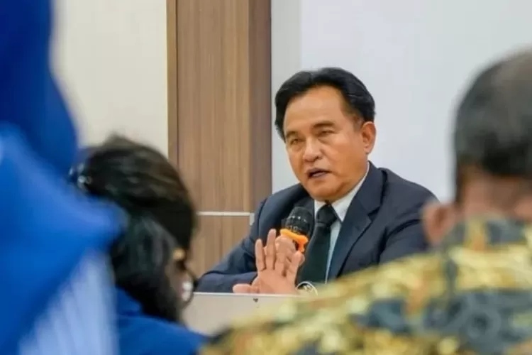 Menko Kumham Imipas Yusril Ihza Mahendra memberikan klarifikasi tentang kabar Gibran berkantor di Papua. (Instagram/yusrilihzamhd)