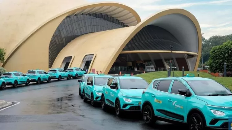 ilustrasi. Taksi FinVast mengaspal jalanan di Indonesia. Awal 2025, VinFast resmi memulai pembangunan kawasan industri otomotif listrik terpadu di Subang, Jawa Barat, dengan investasi awal 200 juta dolar AS.