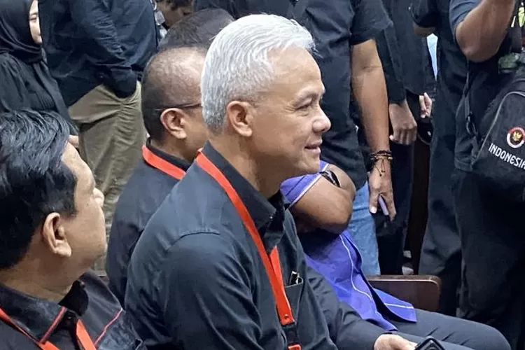 Ketua DPP PDI Perjuangan Ganjar Pranowo (kedua kiri) menghadiri sidang lanjutan kasus korupsi yang menjerat Sekretaris Jenderal PDI Perjuangan Hasto Kristiyanto di Pengadilan Tindak Pidana Korupsi pada Pengadilan Negeri Jakarta Pusat, Kamis (12/6/2025). (ANTARA/Fath Putra Mulya)