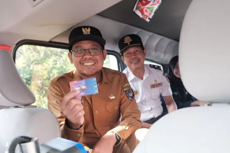 Wakil Walikota Depok, Imam Budi Hartono usai melakukan tap-in kartu elektronik sebagai tanda pencuran Mikro Trans Depok. (PEMKOT DEPOK)