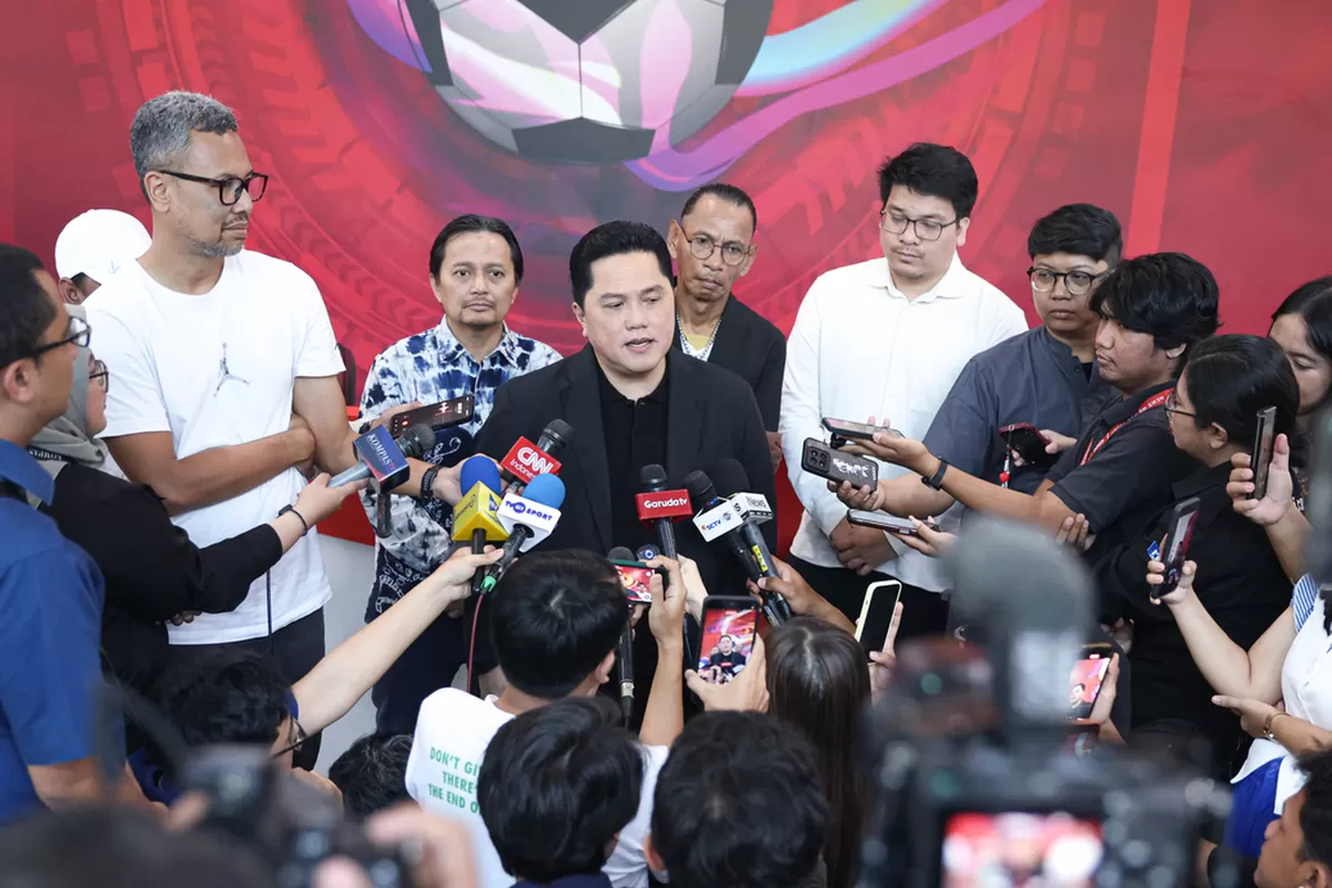 Ketua Umum PSSI Erick Thohir saat menjelaskan mengenai agenda pertandingan internasional Timnas Indonesia, di GBK Arena, Kamis, 16 April 2026. (PSSI Pers)