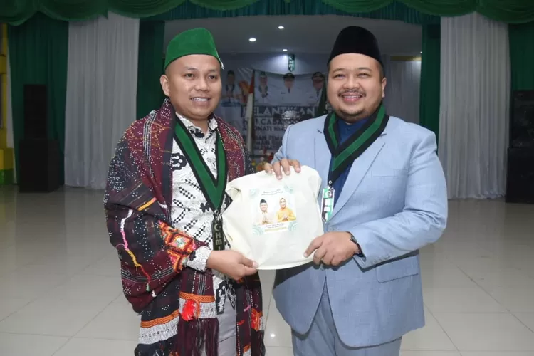 Bupati Tapsel Dolly Pasaribu, menyerahkan cinderamata kepada Sekjen PB HMI Muhammad Jusrianto saat menghadiri pelantikan pengurus HMI dan Korps HMI-Kowati Cabang Padangsidimpuan Periode 2024 - 2025 di Gedung Nasional, Jalan Serma Lian Kosong Kota Padangsidimpuan, Jumat (31/5/2024).(Realitasonline.id