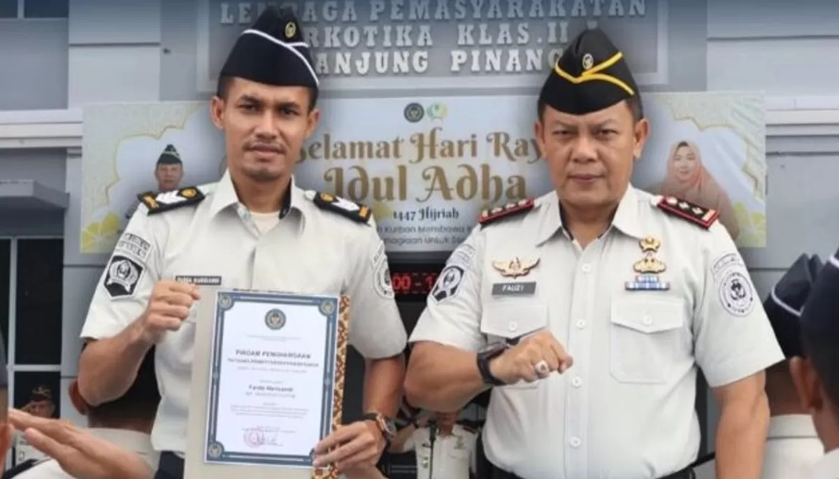 Kalapas Narkotika Tanjungpinang, Fauzi Harahap foto bersama dengan salah satu petugas yang diberi penghargaan atas upayanya menggagalkan penyelundupan narkoba di Lapas. (Foto: Humas Lapas Narkotika)