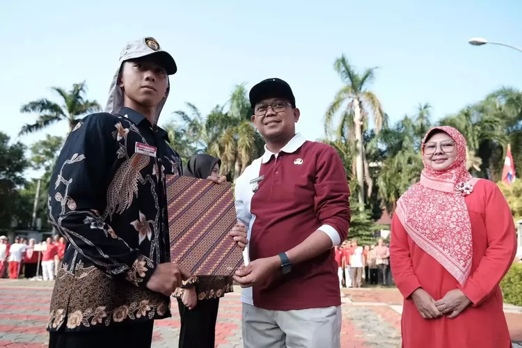 Wakil Walikota Depok Imam Budi Hartono (tengah) saat melepas Capaska asal Kota Depok ke Provinsi Jawa Barat, Jumat (2/8). (PEMKOT DEPOK)