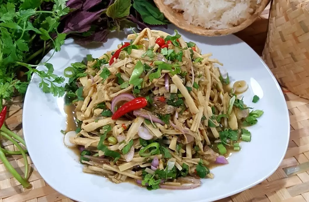 Nor Mai, kuliner khas Isaan, Thailand, ini mudah ditemukan di Udon Thani dan kota-kota di Thailand Utara. (Youtube/@auntiedeeskitchen7575)